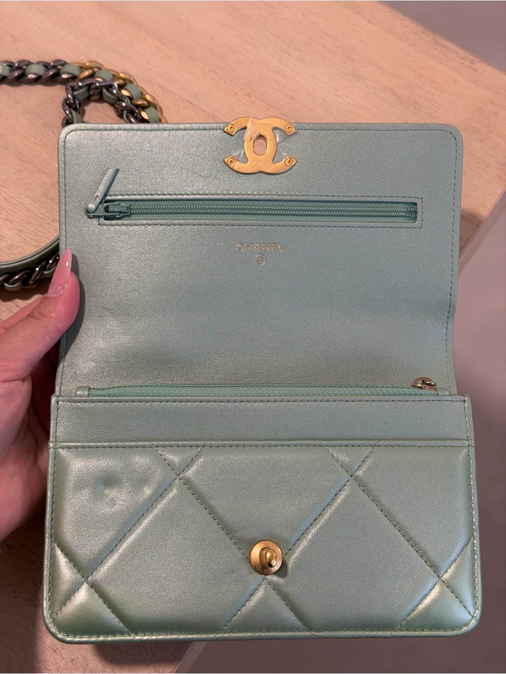 CHANEL 19 Wallet On Chain Green Metallic - Picture 6 of 9